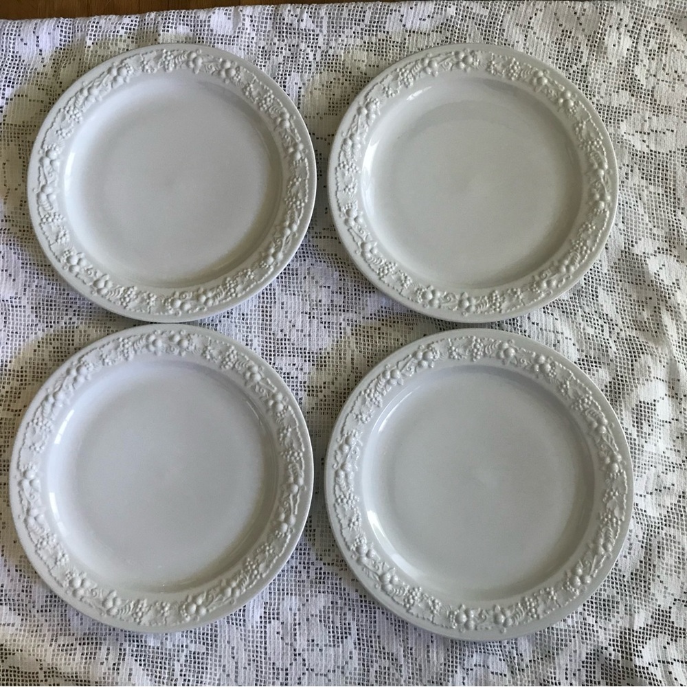 Homer Laughlin Vintage 1930s-40s Embossed Grapes Off White Dinner Plates SET =2